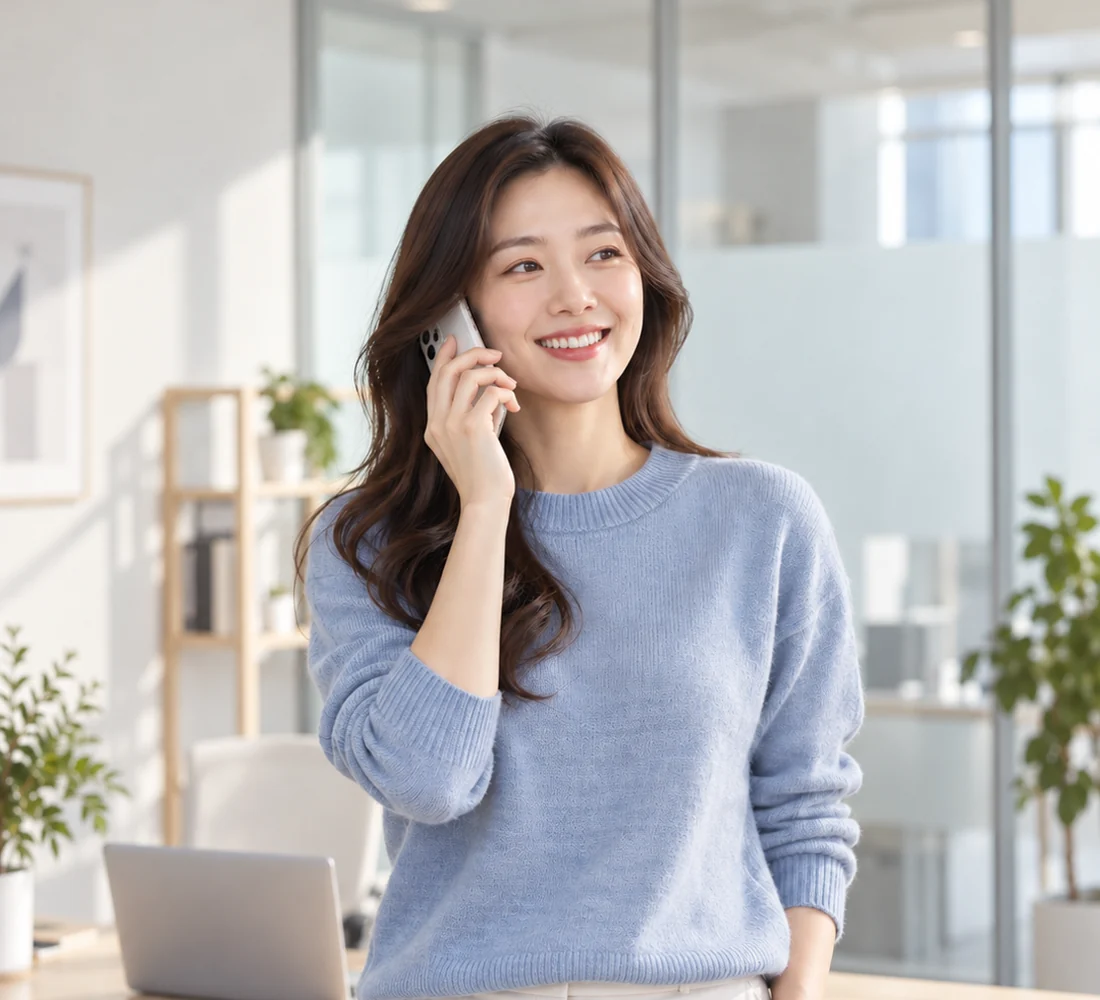 밝은 상담실에서 휴대전화로 문자 상담을 하며 웃는 고객